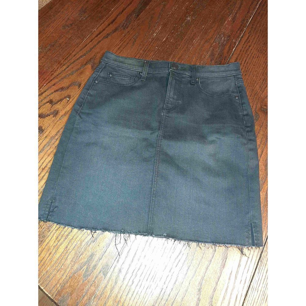Size 4 Loft Outlet Black Stretchy Material Raw Hem Skirt Mini Midi